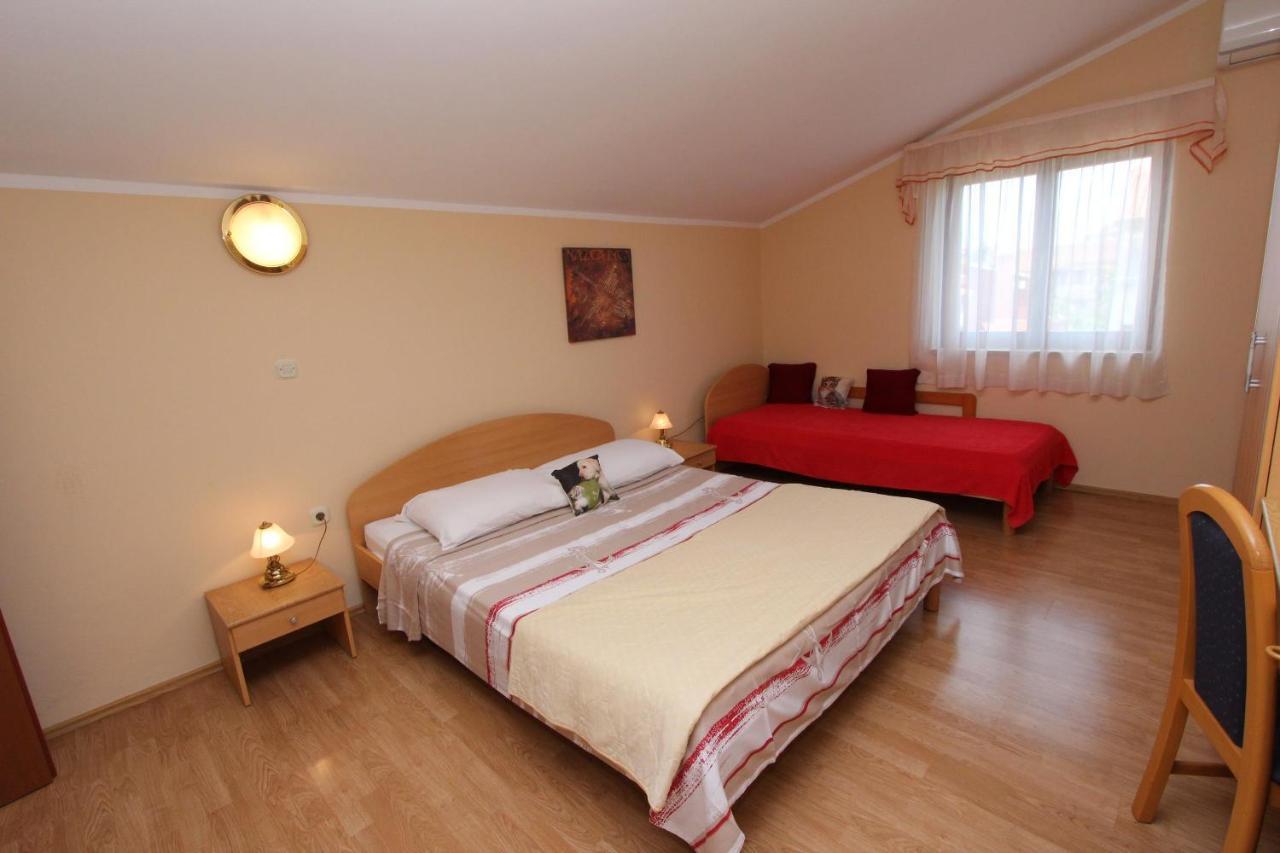 Rooms And Apartments Dino Ровінь Екстер'єр фото