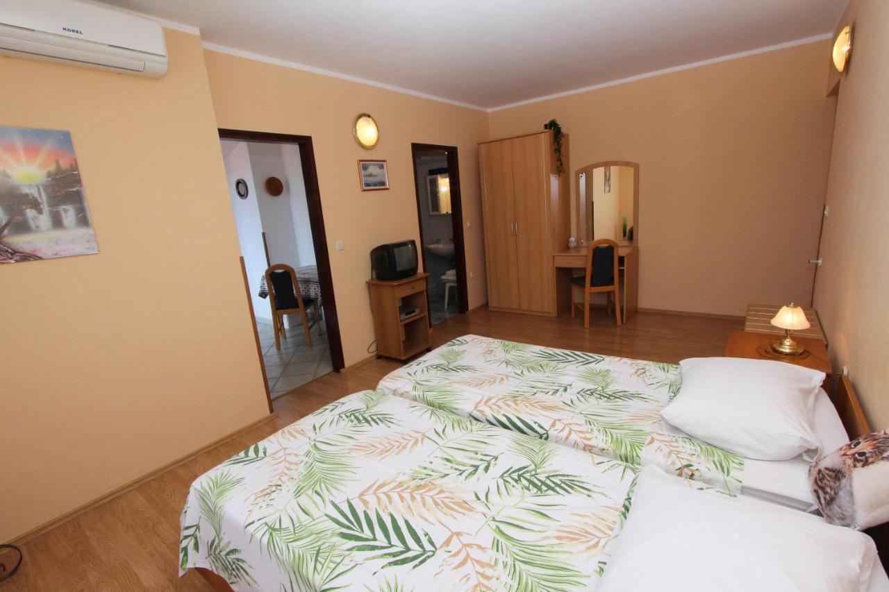 Rooms And Apartments Dino Ровінь Екстер'єр фото