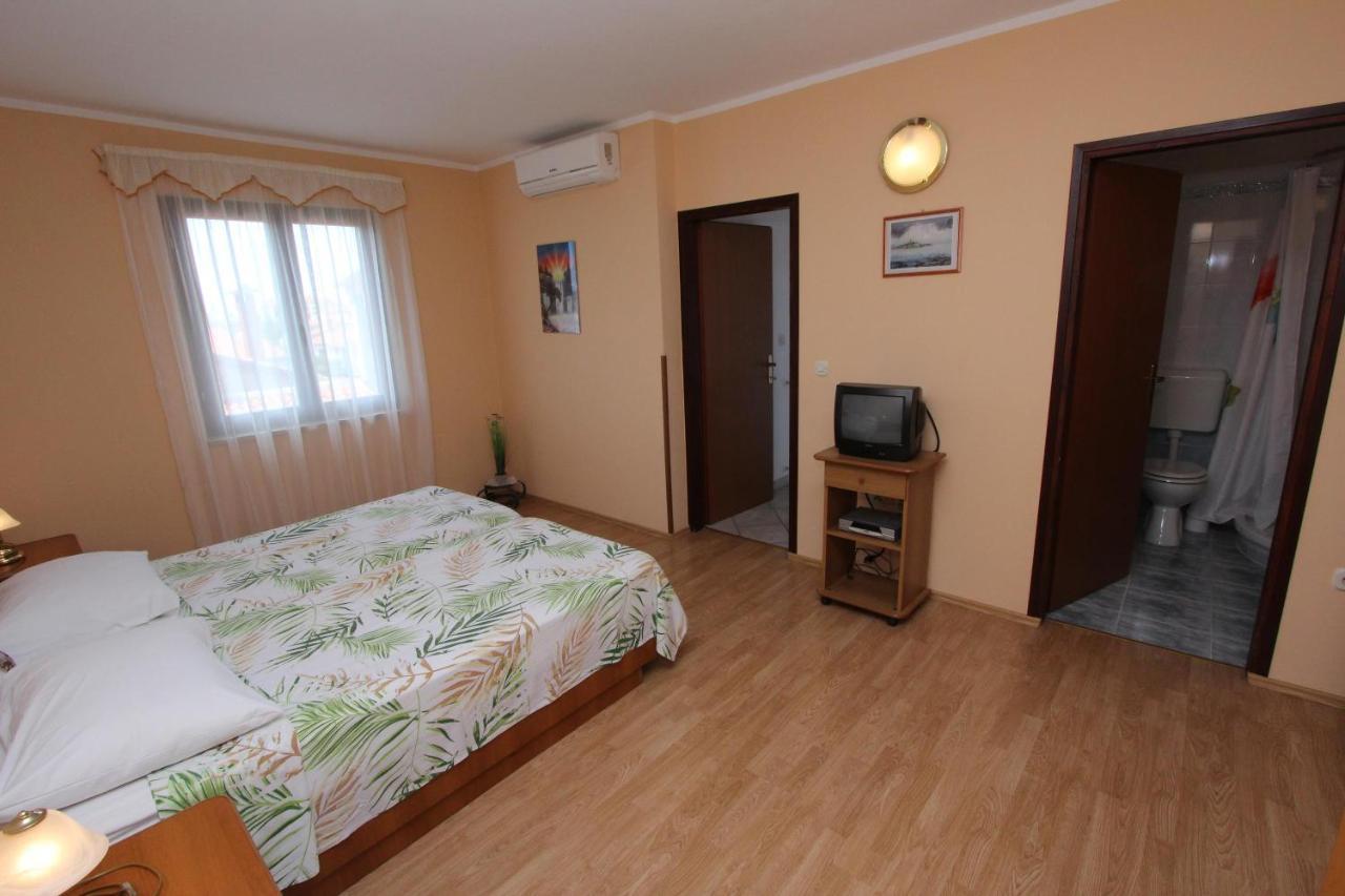 Rooms And Apartments Dino Ровінь Екстер'єр фото
