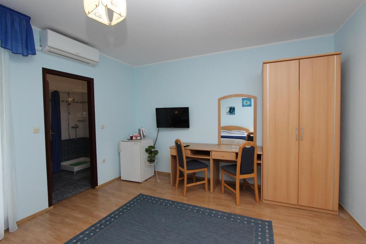 Rooms And Apartments Dino Ровінь Екстер'єр фото